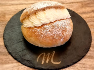 BAMBA blanca con picadura de nata